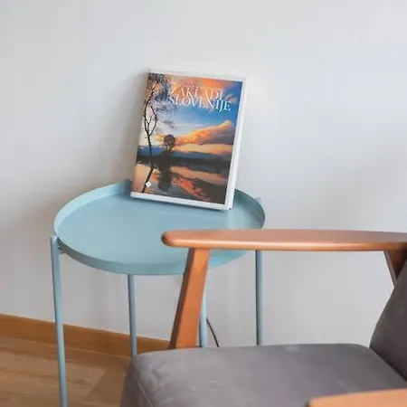 Chic Trnovo Hideaway For 5, Family Friendly דירה *